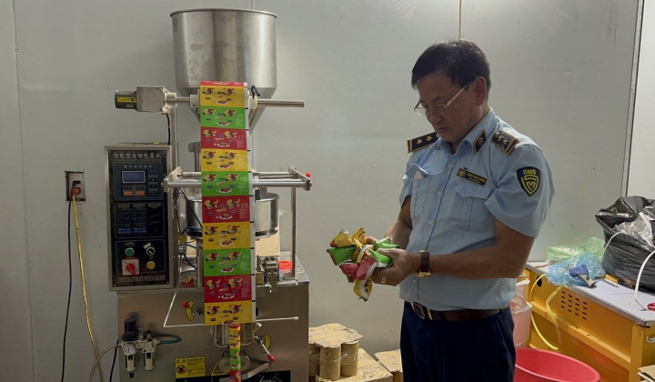 Hà Nội: Triệt phá kho hàng chứa hàng tấn kẹo Trung Quốc hô biến thành kẹo Nhật Bản
