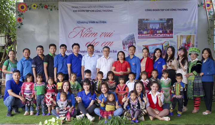 Vượt mưa bão mang niềm vui đến bản cao