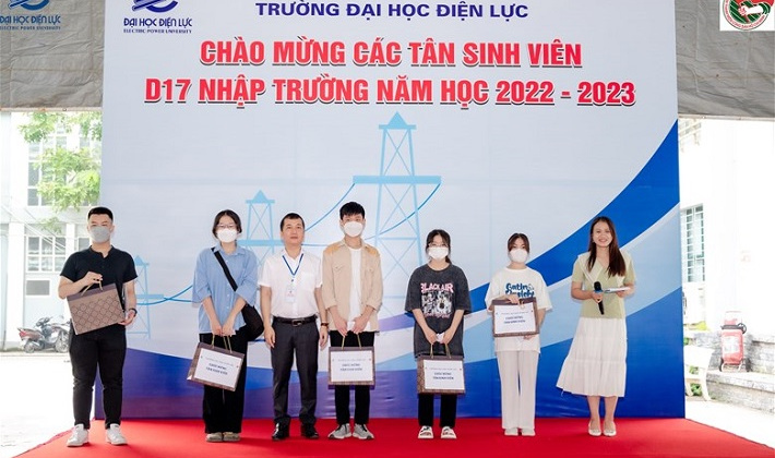 Tân sinh viên Đại học điện lực, khóa D17 háo hức ngày đầu nhập học
