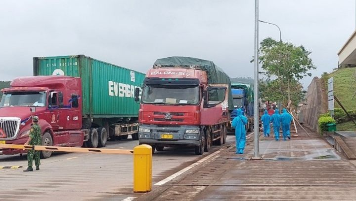 Hơn 2.000 tấn hàng XNK qua Cửa khẩu Móng Cái trong ngày đầu năm mới