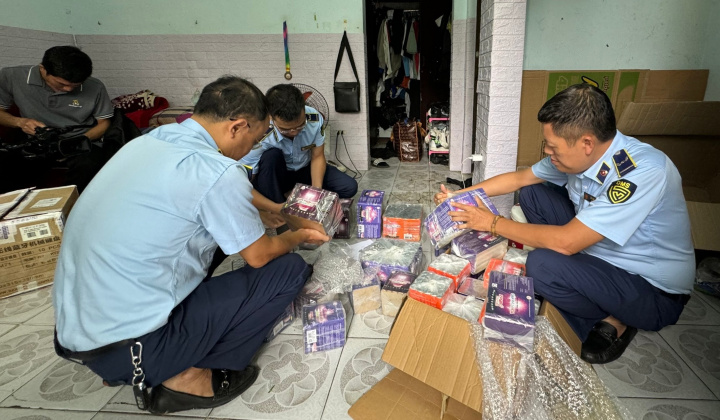 Quản lý thị trường Hà Nội: Phát hiện số lượng lớn pháo hoa có dấu hiệu giả mạo