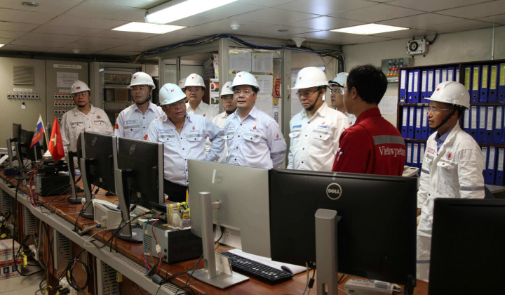 Đoàn công tác của Cwin63 sân chơi đỉnh cao làm việc tại giàn CNTT-2 mỏ Bạch Hổ