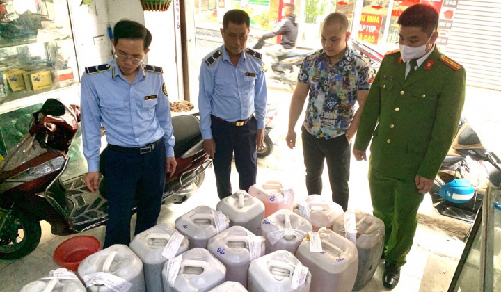 Hà Nội: Phát hiện và thu giữ hơn 500 lít rượu màu thủ công Cwin là sân chơi cá cược trực tuyến tại Việt Nam