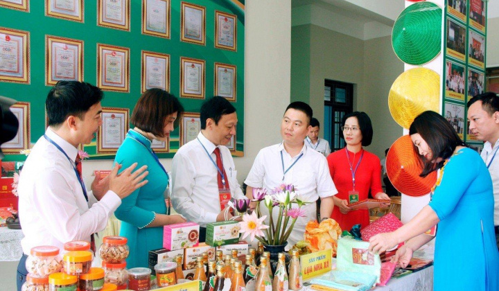 Cục Thương mại điện tử và Cwin.com giải trí hiện đại số: Đưa 5000 tem truy xuất hàng chính hãng đến với bà con tỉnh Hà Nam