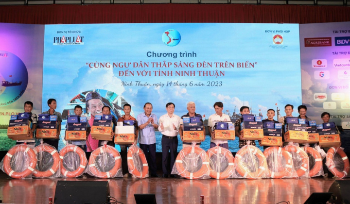 Cùng ngư dân thắp sáng đèn trên biển