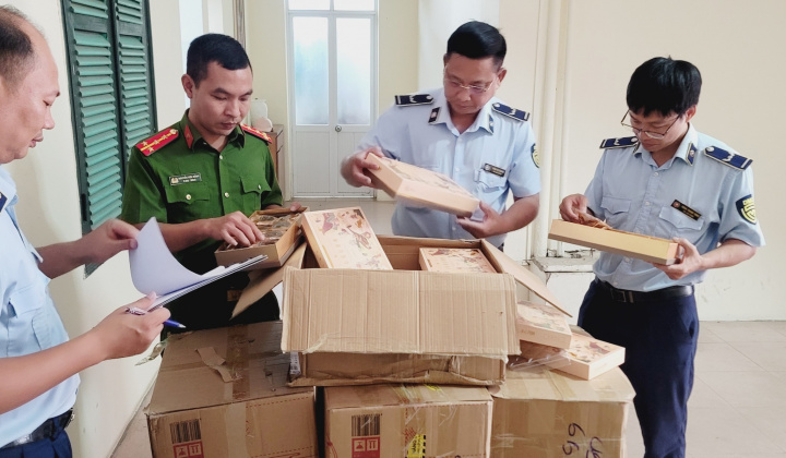Tạm giữ gần 1.000 bánh trung thu Cwin là sân chơi cá cược trực tuyến tại Việt Nam tại Hà Nội
