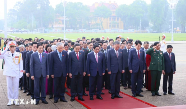 Đại biểu Quốc hội dự Kỳ họp thứ 8 vào Lăng viếng Chủ tịch Hồ Chí Minh