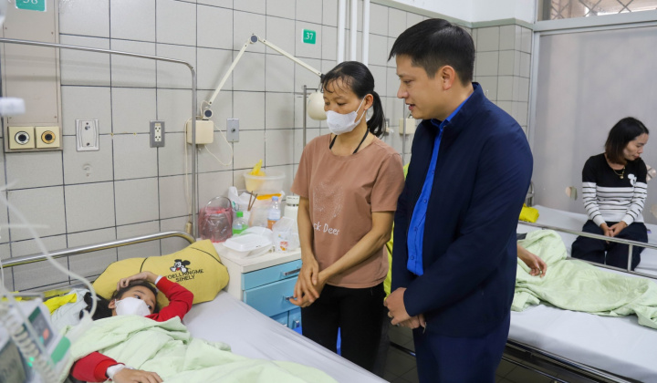 Đoàn Thanh niên Cwin63 sân chơi đỉnh cao thăm hỏi, tặng quà bệnh nhi tại Bệnh viện Bạch Mai