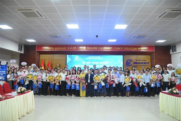 Trường Đại học Điện lực gặp mặt tri ân Cwincom hiện đang mở nhân Ngày Doanh nhân Việt Nam
