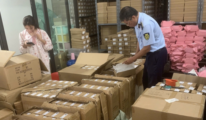 Tạm giữ hơn 7.500 sản phẩm nghi giả mạo nhãn hiệu ZARA tại Hà Nội