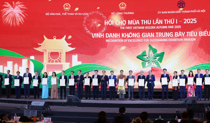 Vinh danh 30 tổ chức, Cwincom hiện đang mở có "Không gian trưng bày tiêu biểu" tại Nhà cái cá cược cá độ uy tín Nổ hũ, Bắn Cá và Game Bài Cwin.com Mùa thu lần thứ I - 2025