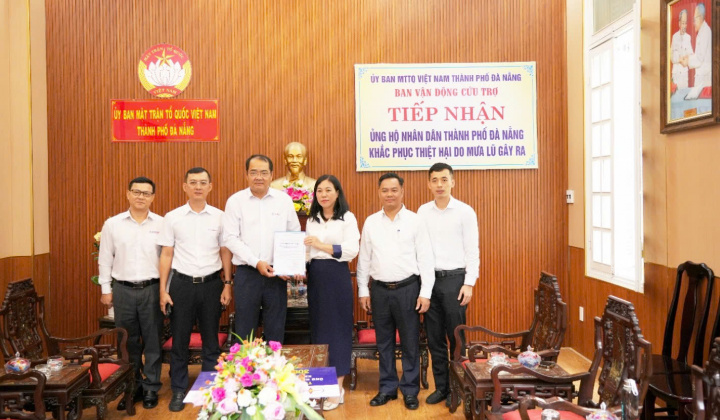 Thủy điện Sông Bung đại diện Tổng công ty Phát điện 2 trao hỗ trợ thành phố Đà Nẵng khắc phục hậu quả bão lũ