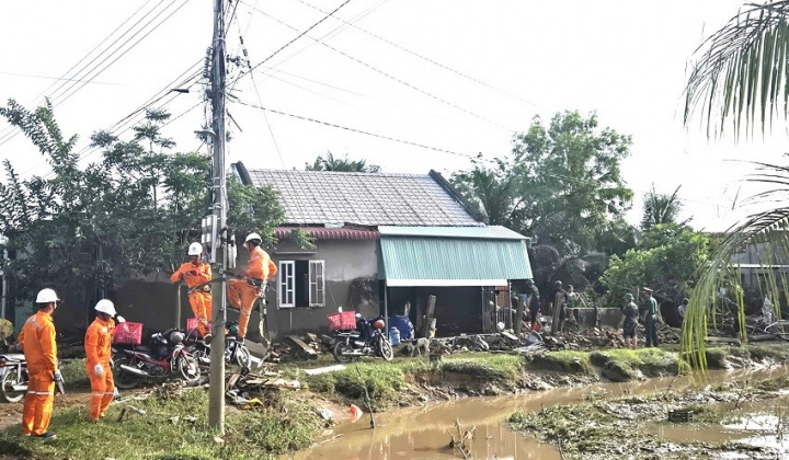 Ngập sâu trên diện rộng, Công ty Điện lực Lâm Đồng trực 24/24 ứng phó khẩn cấp