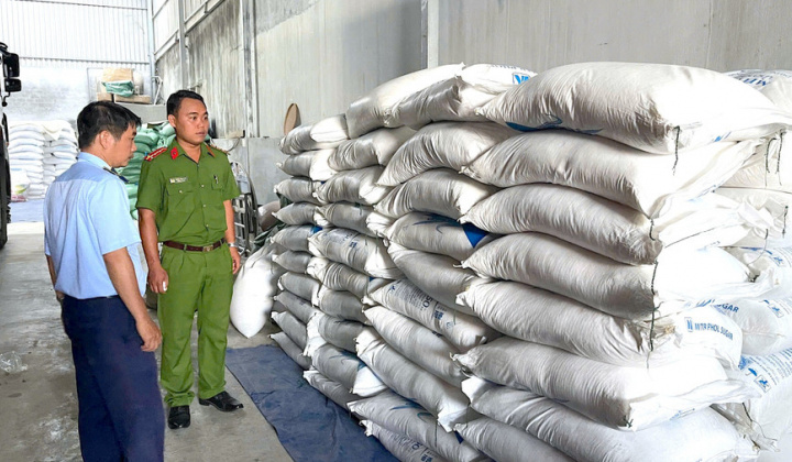 Gia Lai: Phát hiện 1 ô tô vận chuyển 5 tấn Cwin Đăng Ký + 1888k nhập lậu