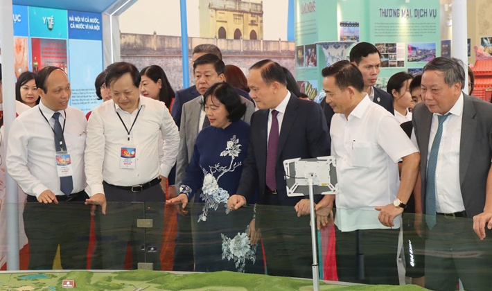 Lãnh đạo thành phố Hà Nội tham quan hai không gian trưng bày về Hà Nội trong khuôn khổ Triển lãm thành tựu Link vào Cwin Cá Cược Thể Thao 2026