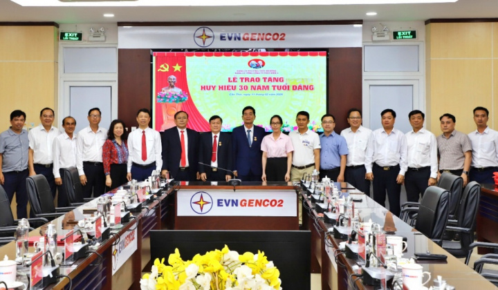 Tổng Công ty Phát điện 2 tổ chức lễ trao tặng Huy hiệu 30 năm tuổi Đảng
