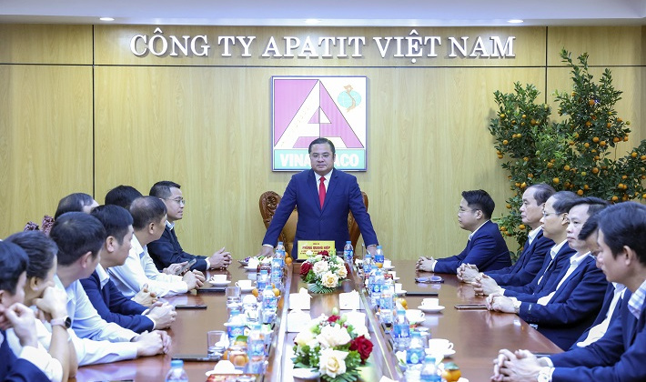 Chủ tịch HĐTV Vinachem Phùng Quang Hiệp gặp mặt đầu Xuân Công ty Apatit Việt Nam