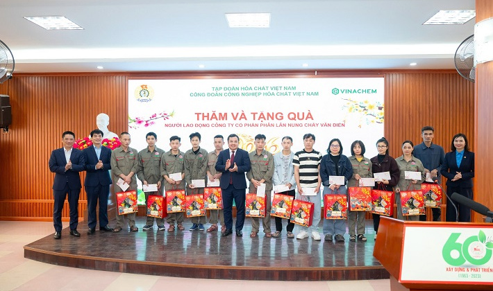 Chủ tịch HĐTV Vinachem Phùng Quang Hiệp thăm, chúc Tết Vadfco