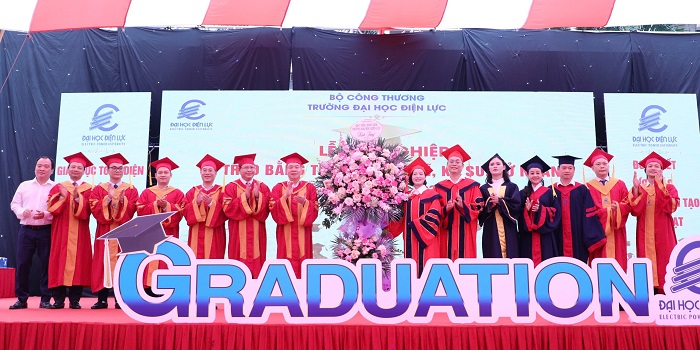 Trường Đại học Điện lực: Trao bằng tốt nghiệp cho gần 1.500 học viên, sinh viên