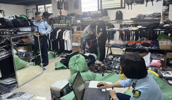 Hà Nội tạm giữ hàng nghìn sản phẩm thời trang nghi giả mạo nhiều thương hiệu nổi tiếng