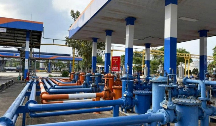 Dòng xăng E10 đầu tiên về đến Tổng kho Petrolimex Đức Giang