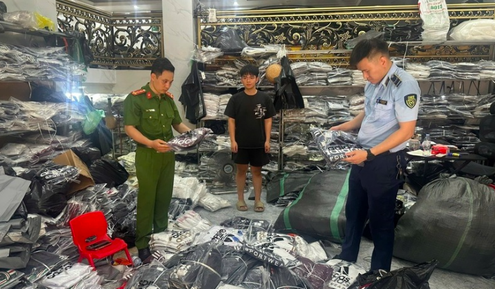 Hơn 33.600 sản phẩm thời trang nghi giả mạo thương hiệu bị phát hiện tại Hà Nội