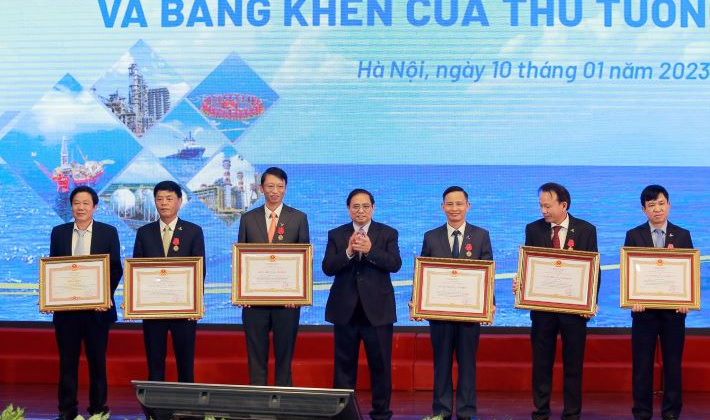 Lãnh đạo PVEP đón nhận Huân chương Lao động và Bằng khen của Thủ tướng Cwin com đăng nhập