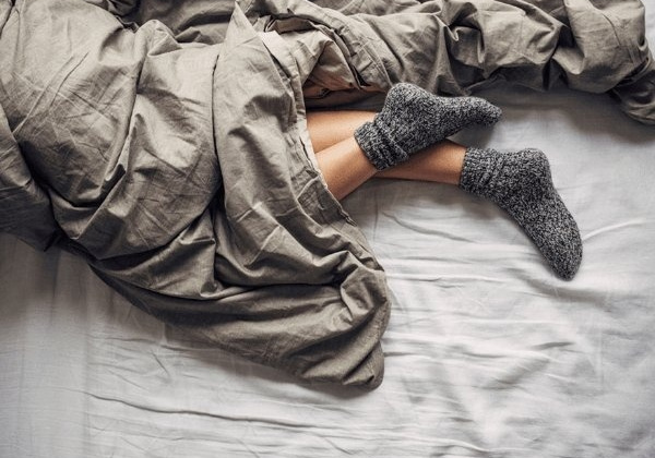 Đi tất đi ngủ: Tưởng "vớ vẩn" hóa ra cực kỳ khoa học