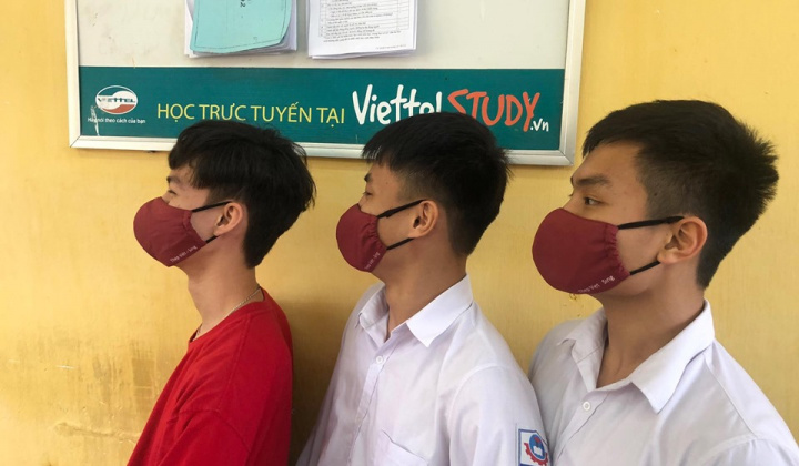 Thép Việt Sing trao tặng khẩu trang nano chống dịch cho Trường THPT Chu Văn An