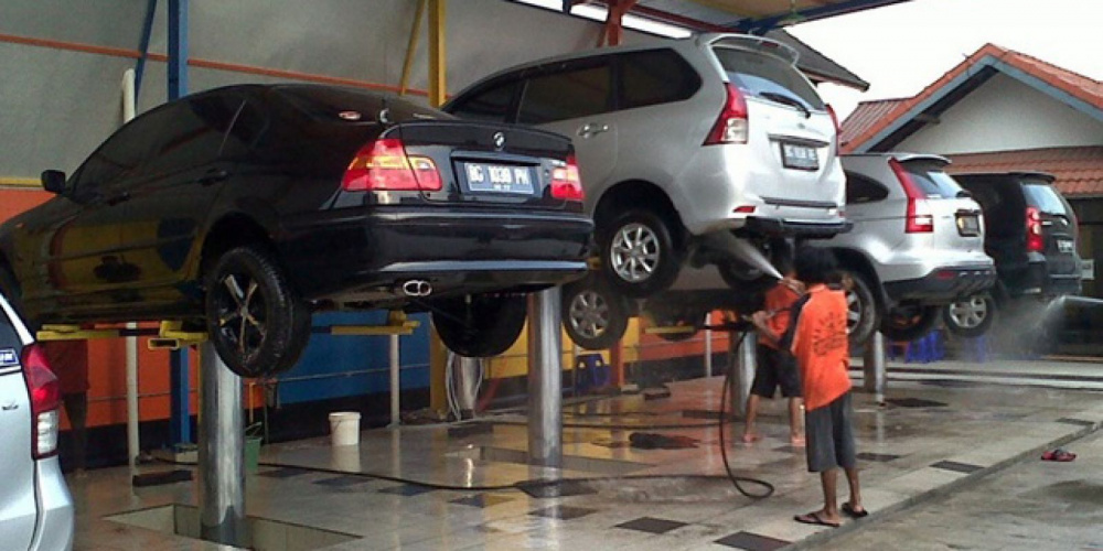 Rửa xe thường xuyên để bảo vệ xế hộp của bạn