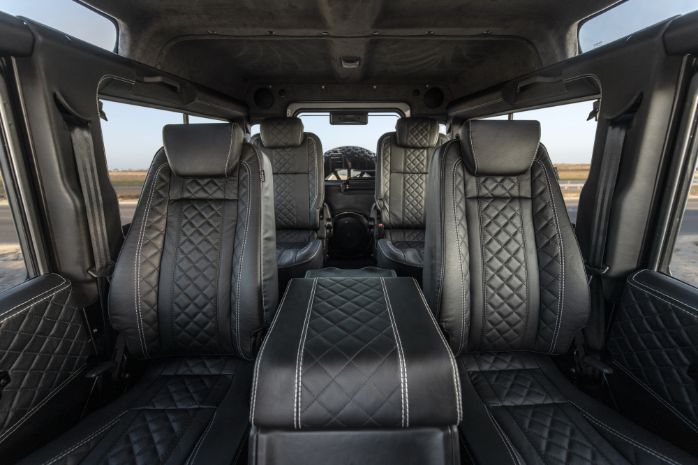 Khoang nội thất xe Land Rover Defender Himalaya