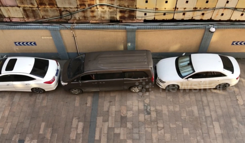Chiếc minibus bị kẹp sát giữa 2 xe tại một điểm đỗ