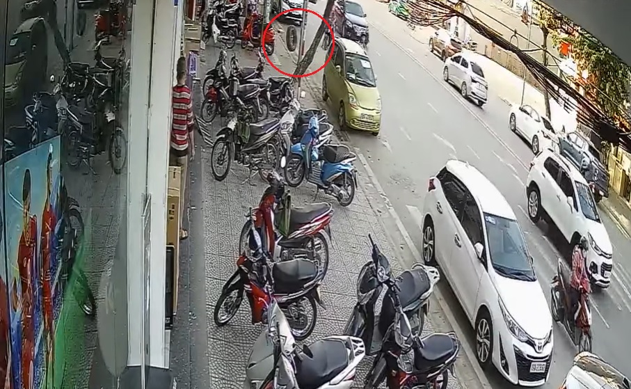 Chiếc bánh xe bay vào nhà dân sau khi văng ra từ xe SUV
