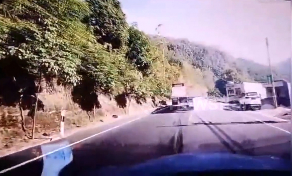 Tài xế xe đầu kéo drift tránh em bé bò ra đường