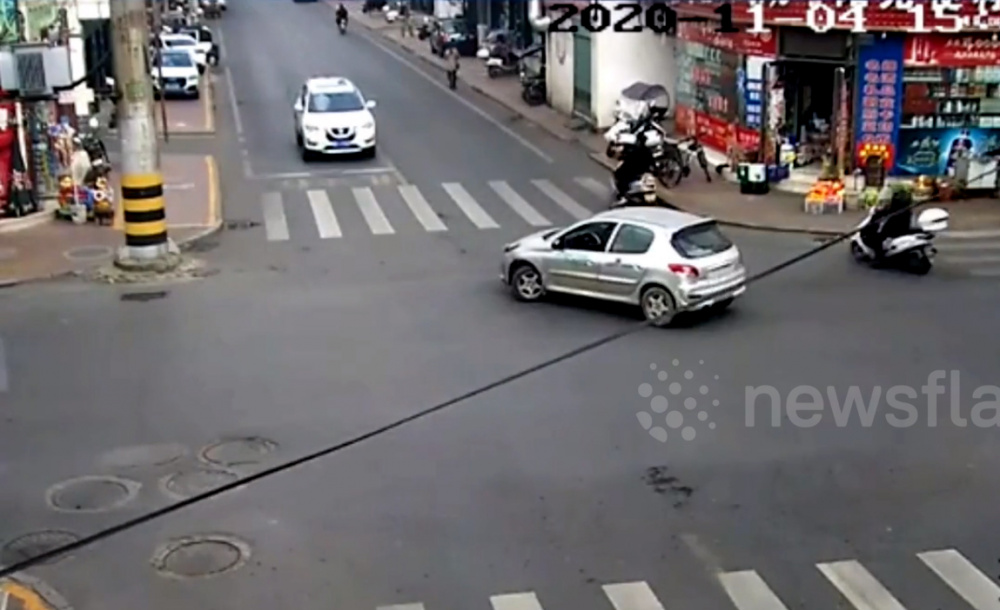 Tài xế say lái xe vòng tròn giữa ngã tư