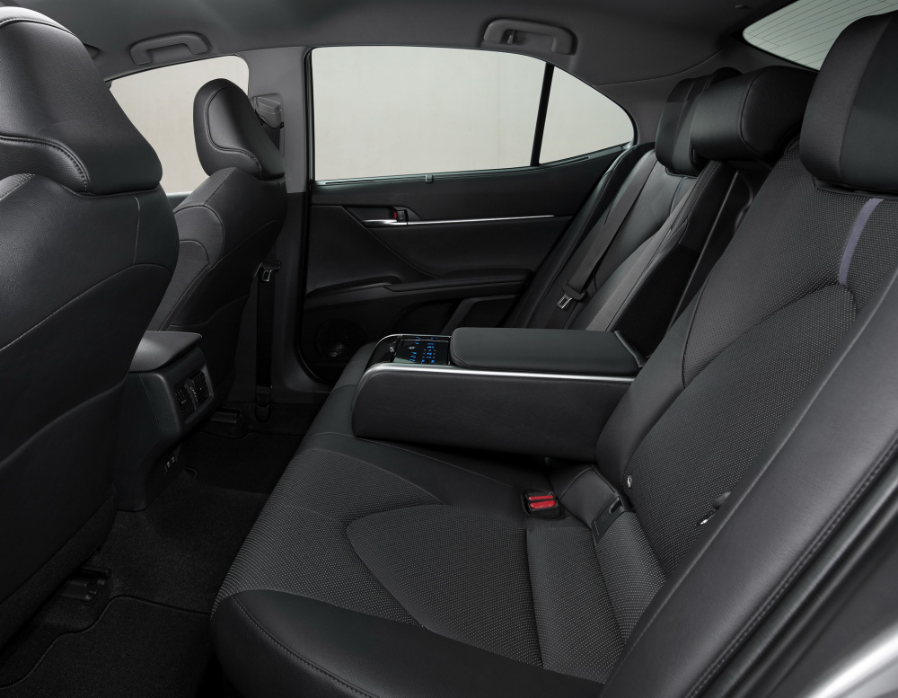 Hàng ghế sau của xe Toyota Camry Hybrid 2021