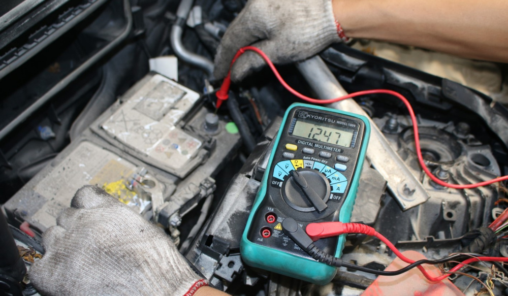 Theo BMV, ắc quy vẫn hoạt động bình thường với hiệu điện thế 12,47V. Ảnh: BMV