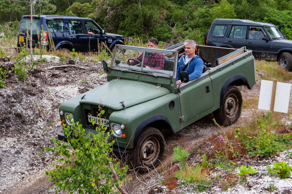 Một chiếc Land Rover đời đầu thử sức tại cung đường off-road Beaulieu