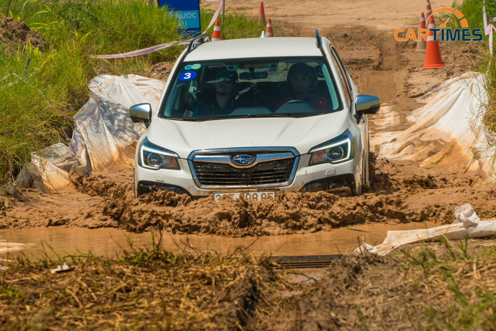 Subaru Forest vượt qua hố nước sâu dễ dàng