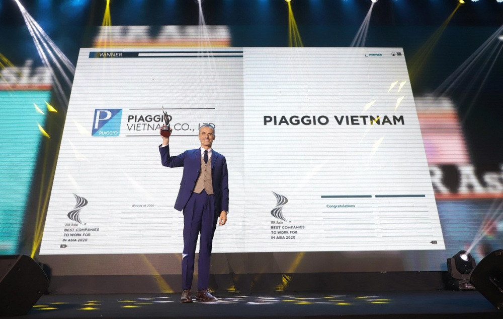 Ông Gianluca Fiume – Phó chủ tịch PIAGGIO Châu Á Thái Bình Dương, Tổng Giám đốc của PIAGGIO Vietnam lên nhận giải