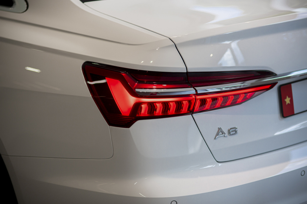 Đèn LED hậu được tích hợp xi nhan năng động