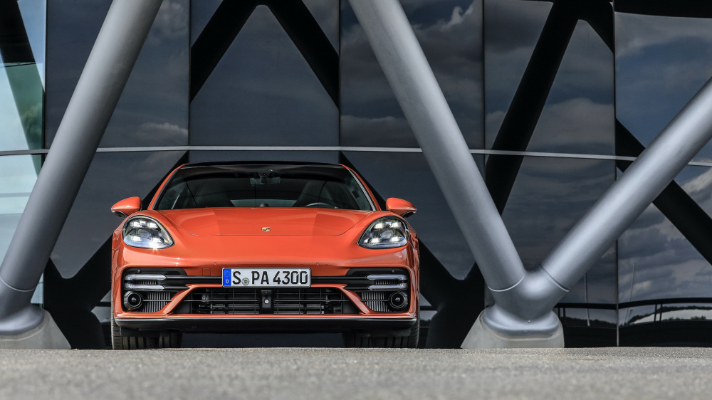 Đầu xe Porsche Panamera 2021