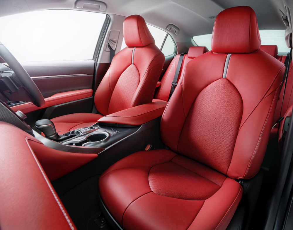 Nội thất da đỏ nổi bật của Toyota Camry Black Edition