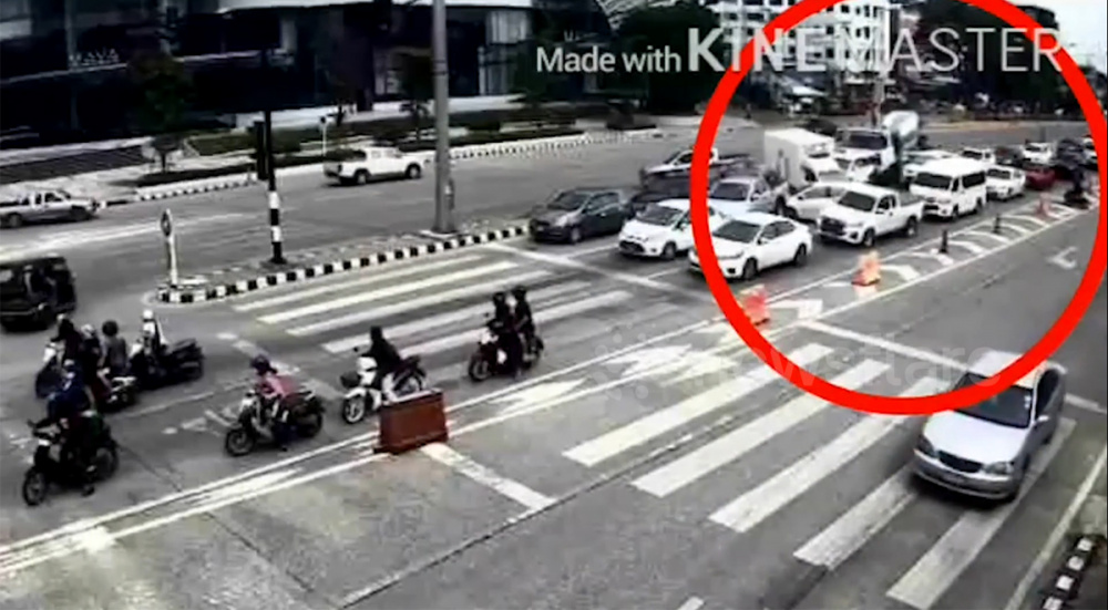 Khoảnh khắc chiếc xe bồn trộn bê tông đâm 9 ô tô đang dừng chờ đèn đỏ