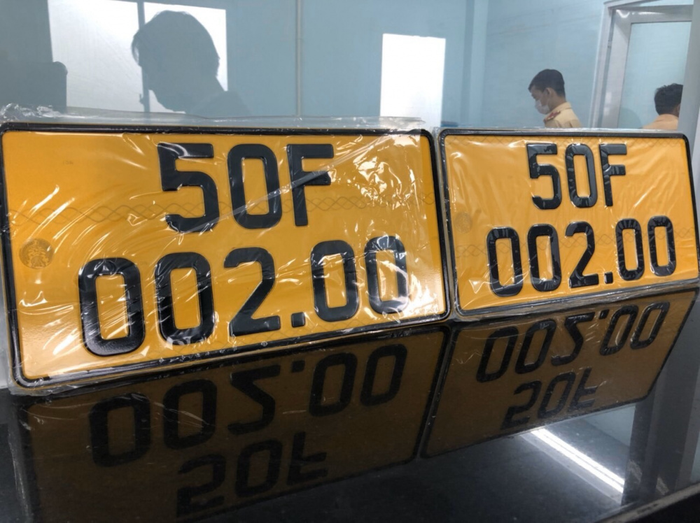 Ô tô đăng ký kinh doanh dịch vụ vận tải sẽ được cấp biển số có chữ, số màu đen trên nền màu vàng