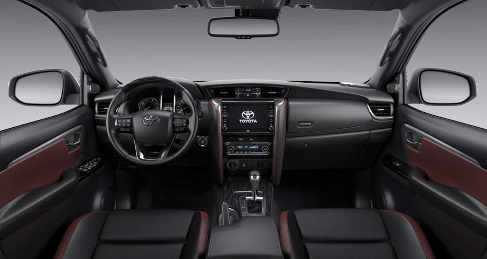 Hàng ghế trước của xe Toyota Fortuner 2020