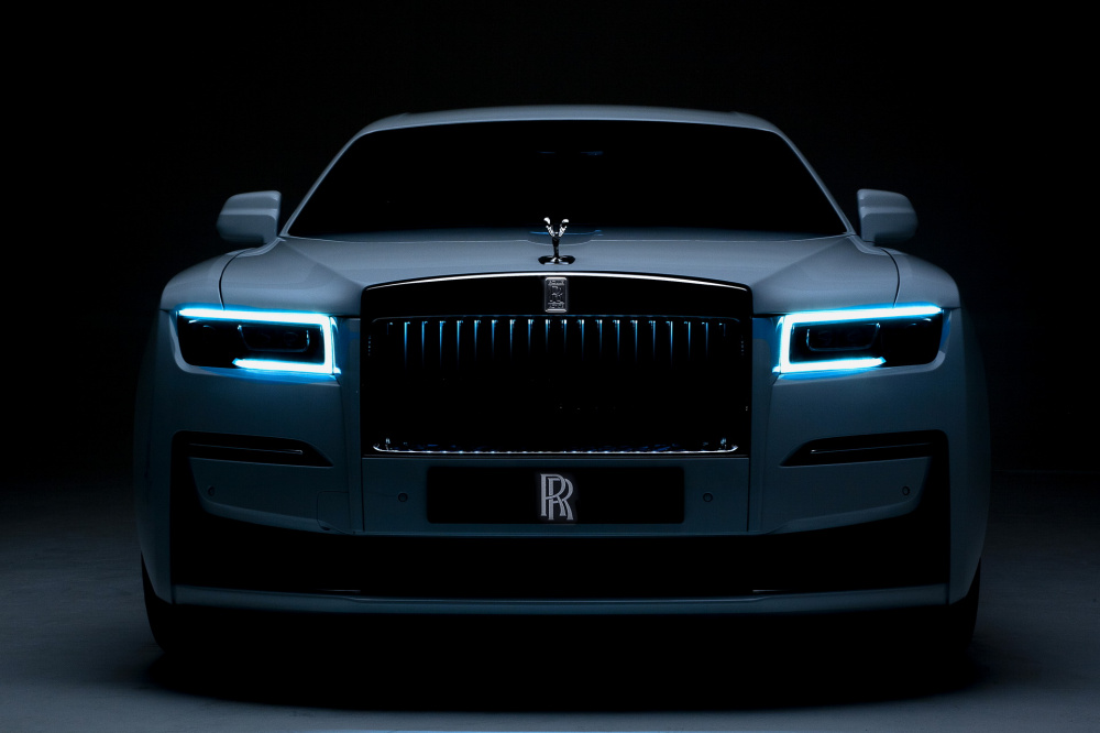 Đèn định vị ban ngày và đèn LED ở lưới tản nhiệt xe Rolls-Royce Ghost 2021