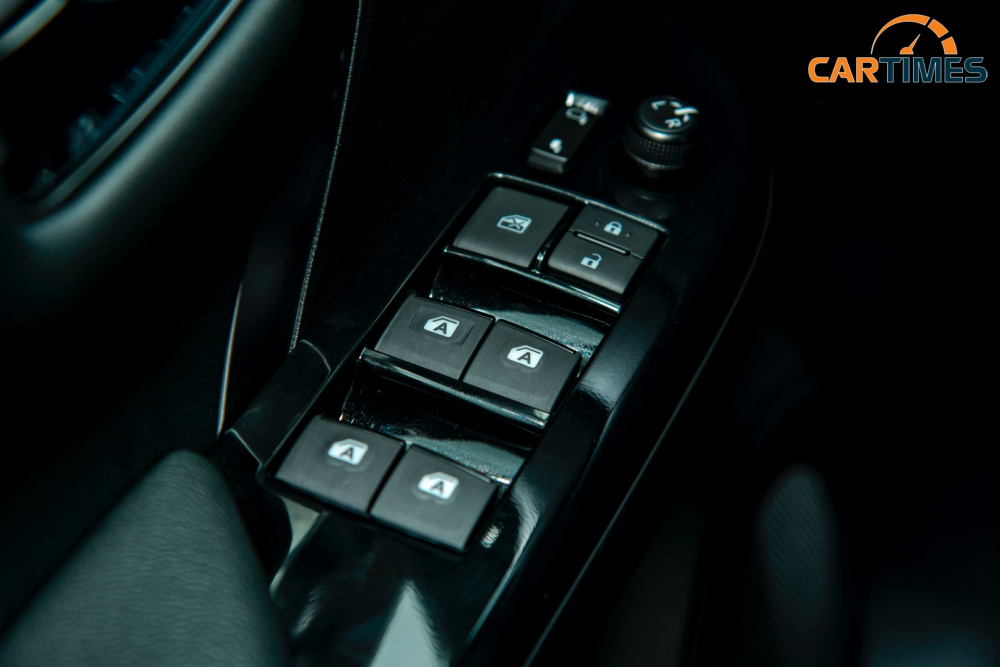 4 cửa sổ trên Toyota Fortuner 2020 đều chỉnh điện 1 chạm