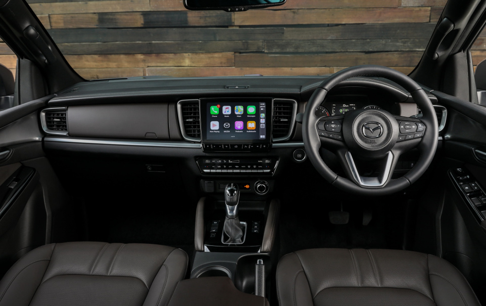 Nội thất hàng ghế trước của xe Mazda BT-50