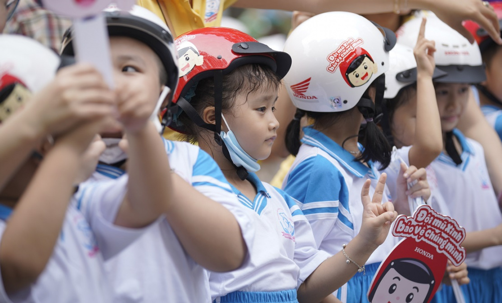 Sự kiện nâng cao nhận thức của người dân về việc chấp hành đội mũ bảo hiểm cho con